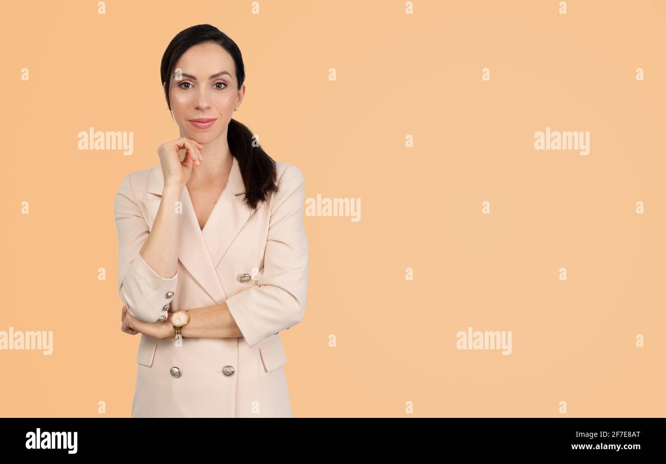 Donna d'affari, dipendente professionale, studio girato con copy space sfondo Foto Stock