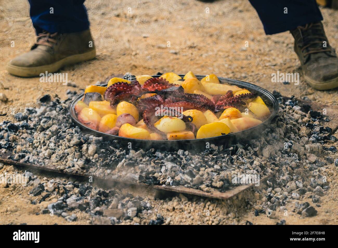 Cucina tradizionale balcanica turco bosniaco dalmazia pasto Peka in pentole  di metallo chiamato sac o sache. Calamari o polpi con patate sotto Sache.  SAC Foto stock - Alamy