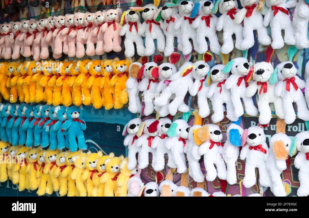 Peluche giocattoli e orsacchiotti appesi come premi a. un carnevale o una fiera Foto Stock