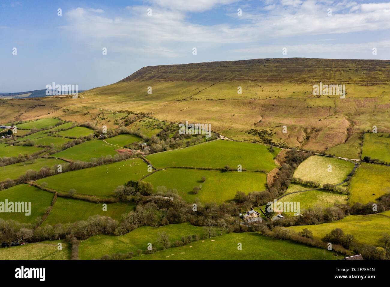 Vista aerea dei terreni agricoli e delle colline del Galles (Hay Bluff sul confine gallese/inglese) Foto Stock