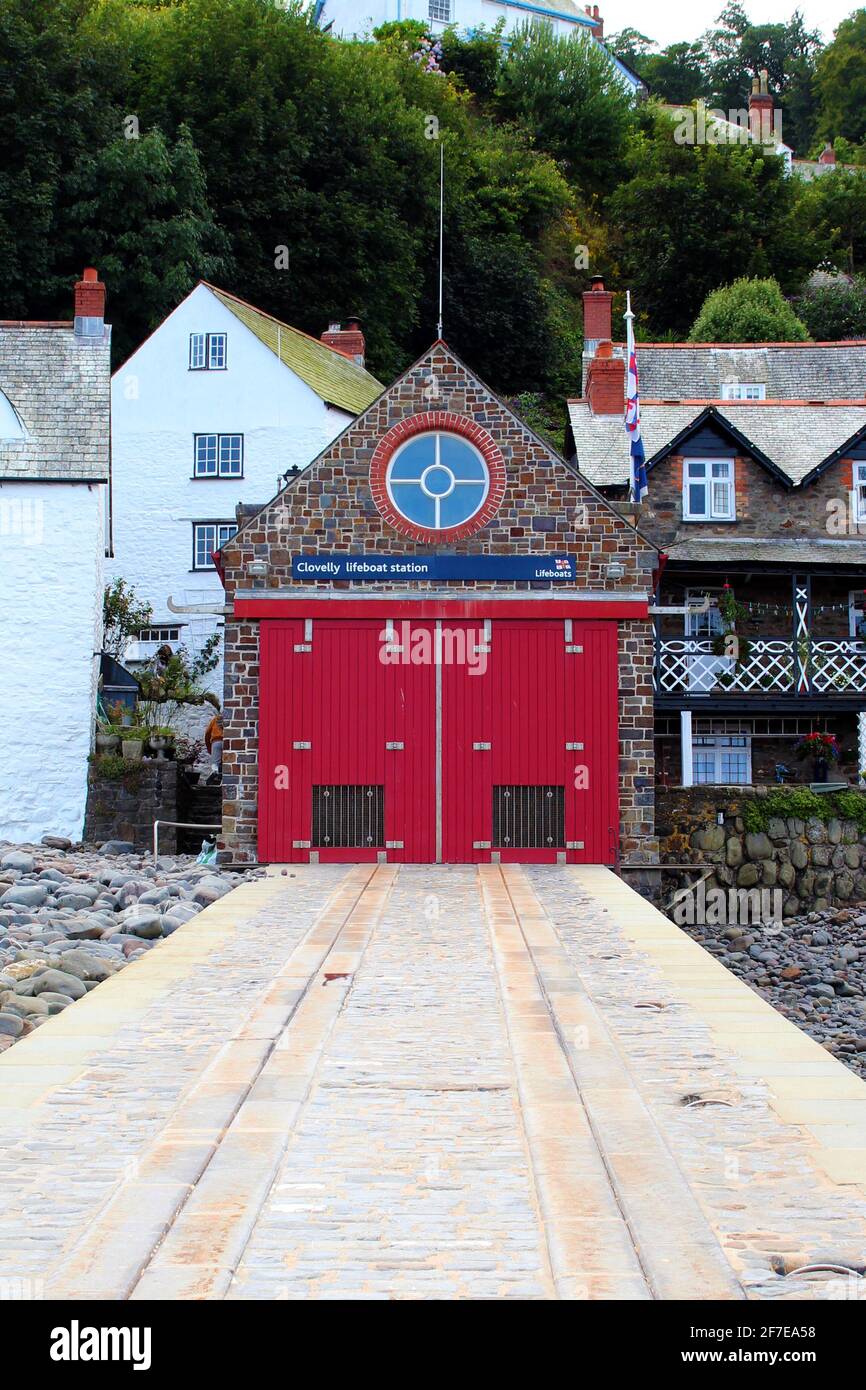 Una vista della RNLI Clovelly Lifeboat Station a Clovelly Harbour, Bideford, North Devon con la bassa marea, preso dallo scivolo. Foto Stock