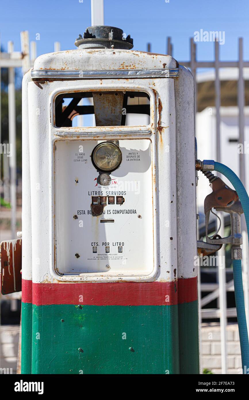 Pemex. Vecchia pompa a benzina prodotta nello stato dell'Indiana U.S, si trova nella stazione di benzina a Villa Hidalgo Mop. Villa Hidalgo, sonora Messico. . (Foto: LuisGutierrez / NortePhoto.com) Antigua bomba de gasolina fabricada en el estado de Indiana U.S, se encuentra en la estacion de gasilina en Villa Hidalgo Mop. Villa Hidalgo, sonora Messico. . (Foto: LuisGutierrez/NortePhoto.com) Foto Stock