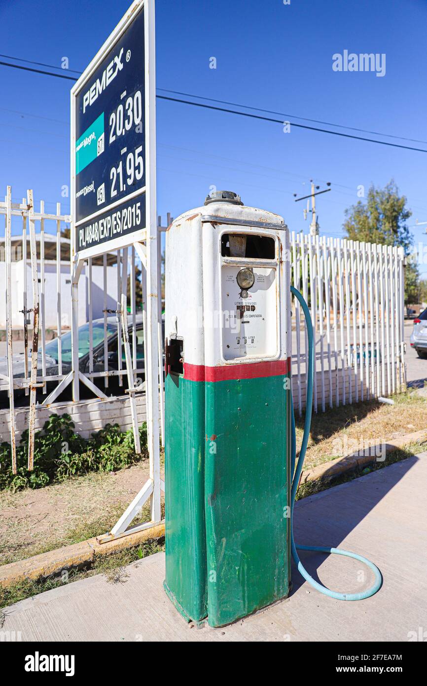 Pemex. Vecchia pompa a benzina prodotta nello stato dell'Indiana U.S, si trova nella stazione di benzina a Villa Hidalgo Mop. Villa Hidalgo, sonora Messico. . (Foto: LuisGutierrez / NortePhoto.com) Antigua bomba de gasolina fabricada en el estado de Indiana U.S, se encuentra en la estacion de gasilina en Villa Hidalgo Mop. Villa Hidalgo, sonora Messico. . (Foto: LuisGutierrez/NortePhoto.com) Foto Stock