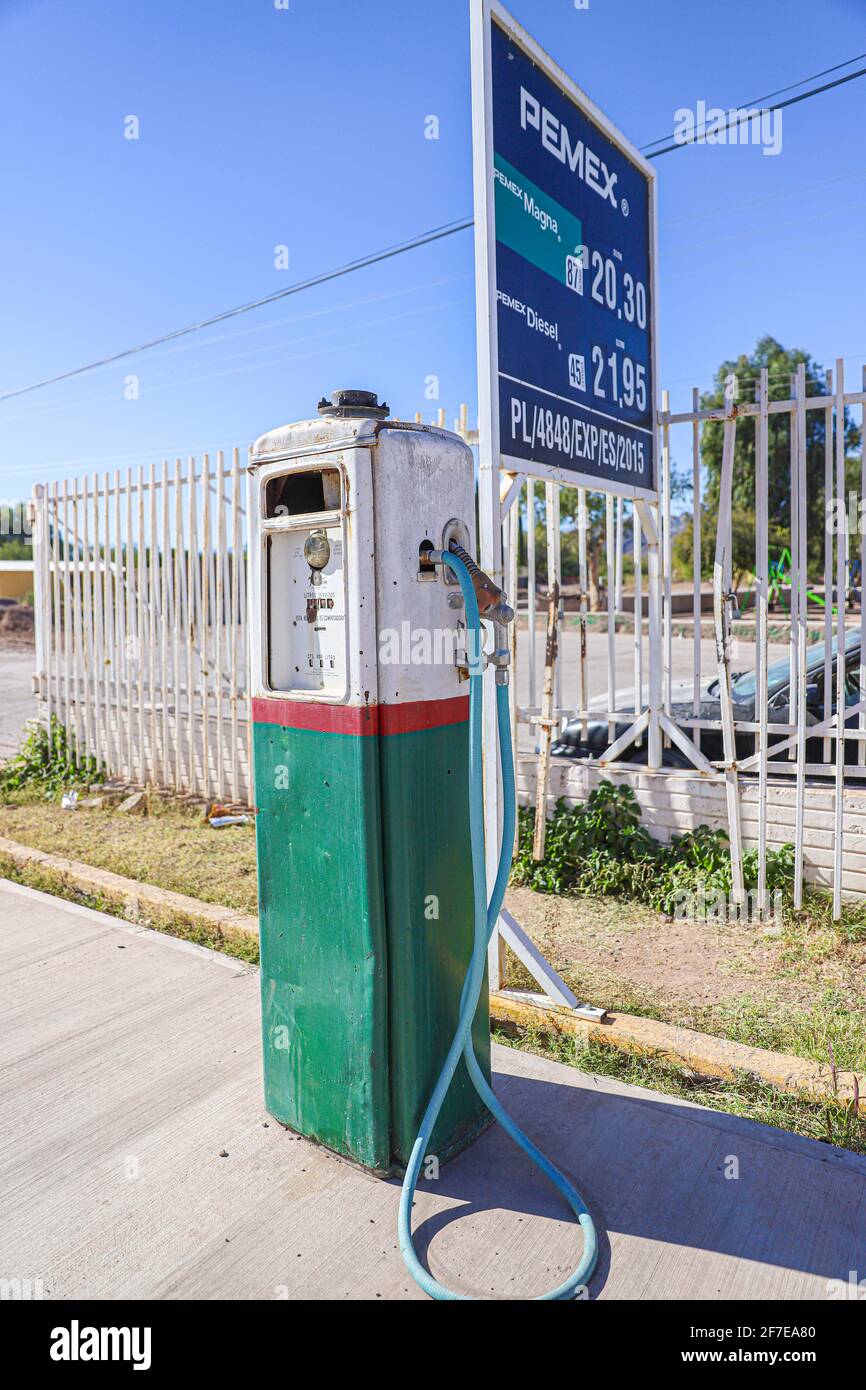 Pemex. Vecchia pompa a benzina prodotta nello stato dell'Indiana U.S, si trova nella stazione di benzina a Villa Hidalgo Mop. Villa Hidalgo, sonora Messico. . (Foto: LuisGutierrez / NortePhoto.com) Antigua bomba de gasolina fabricada en el estado de Indiana U.S, se encuentra en la estacion de gasilina en Villa Hidalgo Mop. Villa Hidalgo, sonora Messico. . (Foto: LuisGutierrez/NortePhoto.com) Foto Stock