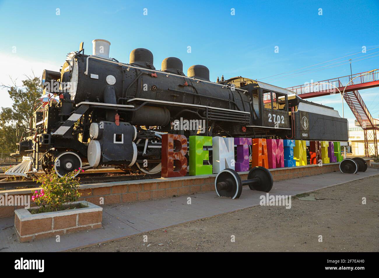 Vecchio motore a vapore in mostra alla stazione ferroviaria di Ferrocarril Mexicano nel comune di Benjamin Hill. Collina di Benjamin, sonora, Messico (Photo: LuisGutierrez / NortePhoto.com) Vieja maquina de Vapor en exibicion en la estacion de tren de Ferrocarril Mexicano en el municipio Benjamin Hill. Collina di Benjamin, sonora, Messico (Photo: LuisGutierrez/NortePhoto.com) Foto Stock