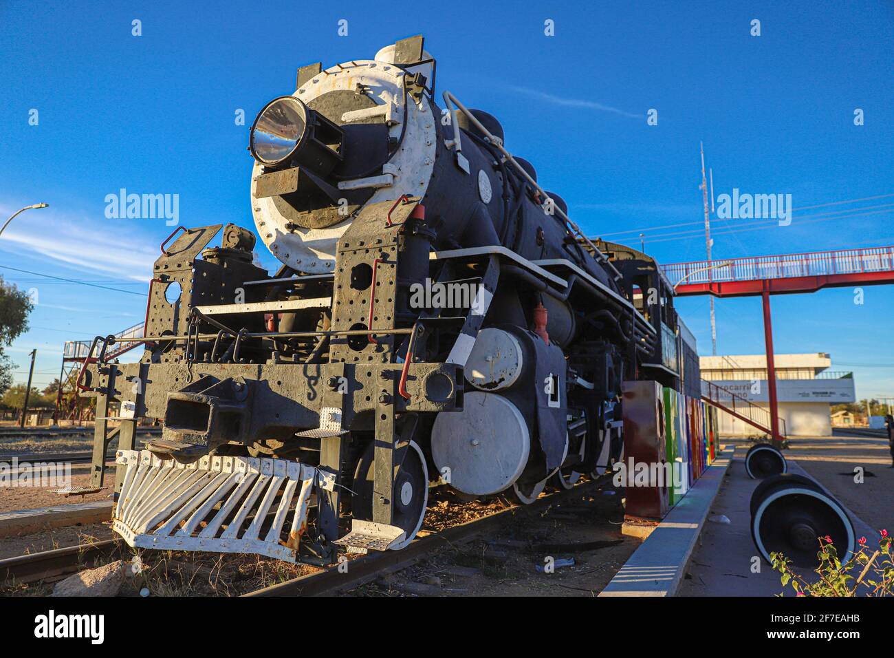 Vecchio motore a vapore in mostra alla stazione ferroviaria di Ferrocarril Mexicano nel comune di Benjamin Hill. Collina di Benjamin, sonora, Messico (Photo: LuisGutierrez / NortePhoto.com) Vieja maquina de Vapor en exibicion en la estacion de tren de Ferrocarril Mexicano en el municipio Benjamin Hill. Collina di Benjamin, sonora, Messico (Photo: LuisGutierrez/NortePhoto.com) Foto Stock