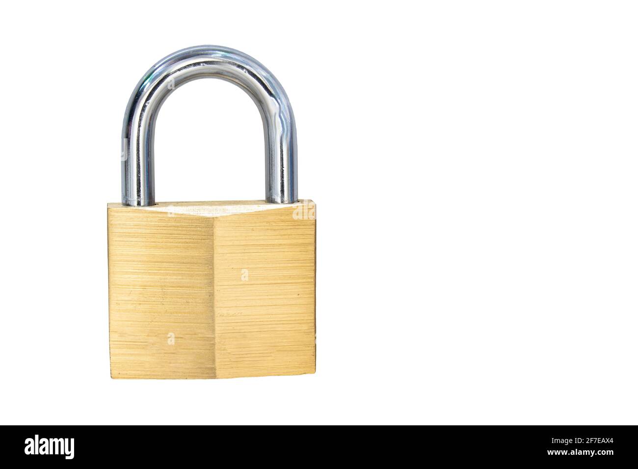 Un lucchetto con chiave in ottone pieno lucchetto diverso con arco su sfondo bianco. Foto Stock