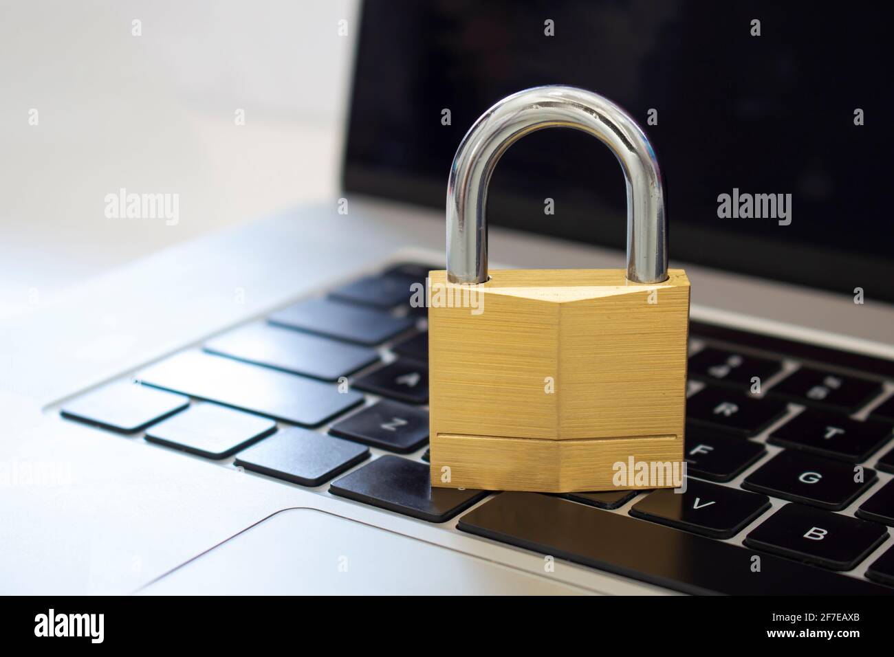 Un blocco sulla tastiera di un computer. Concetto: Sicurezza informatica, protezione dei sistemi informatici e delle reti dalla divulgazione delle informazioni. Foto Stock