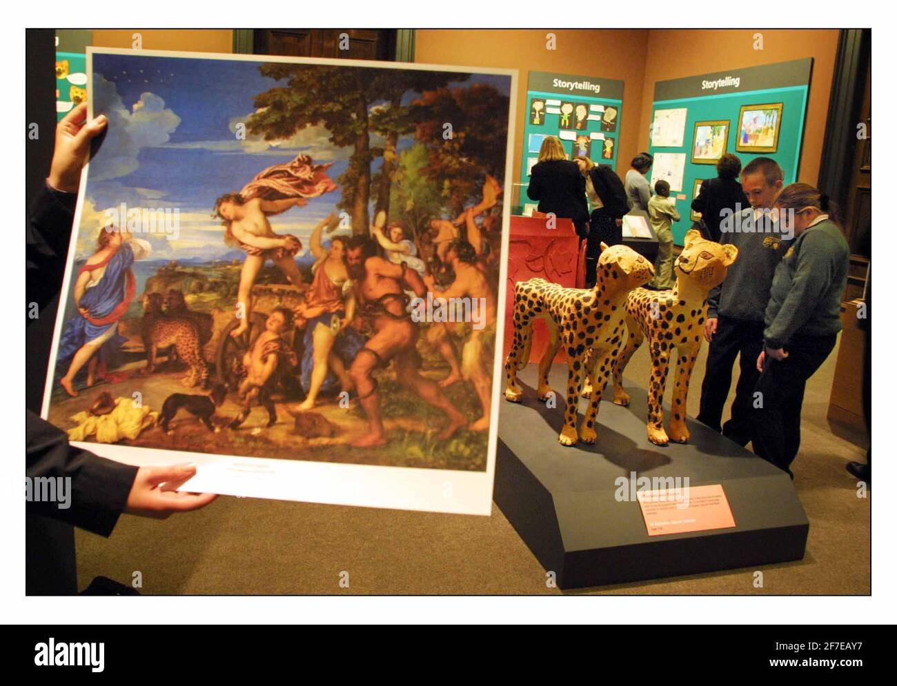 Michael Wootten ed Emma Venn ofSt. Nicholas a Radstock con una delle loro scuole di ingresso in Take One Picture una mostra di lavoro di scuole primarie ispirato da Titians Bacco e Ariadne (in Foregroundd).pic David Sandison 18/4/2002 Foto Stock