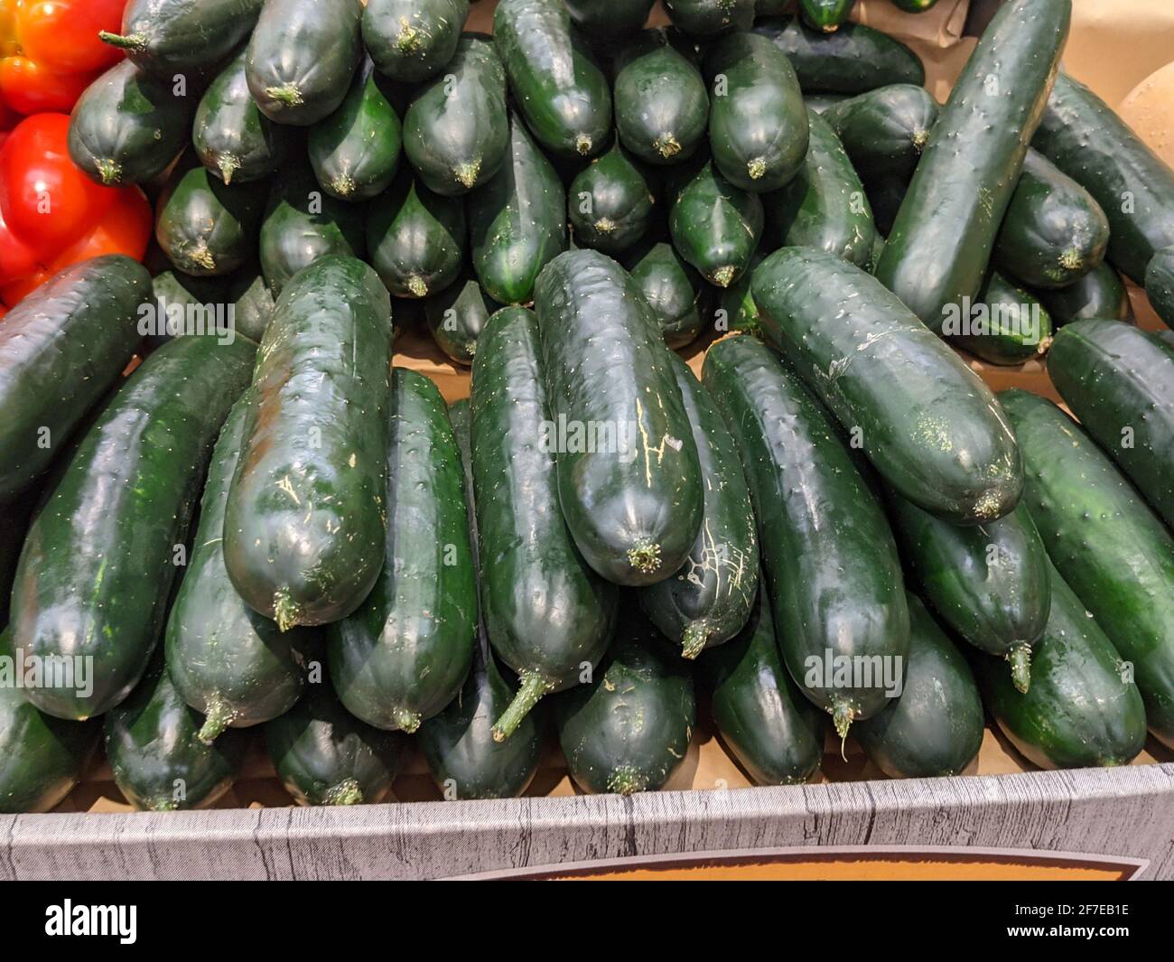 Vari cetrioli disponibili per l'acquisto Foto Stock