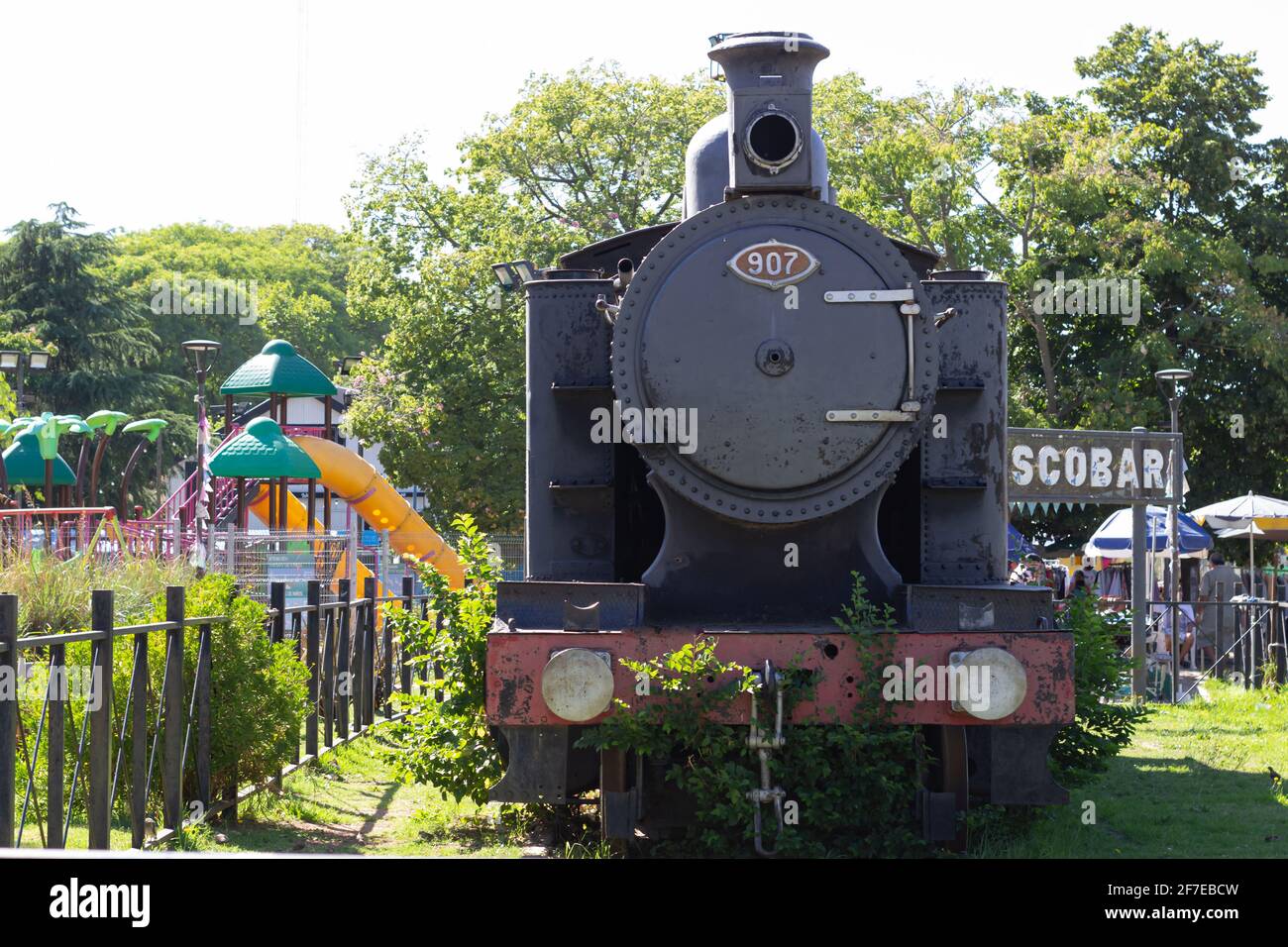 Vecchia locomotiva del treno abbandonata in una giornata di sole. Foto Stock
