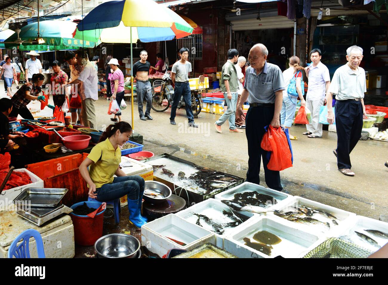 Vivaci mercati di prodotti freschi a Xiamen, Fujian, Cina. Foto Stock