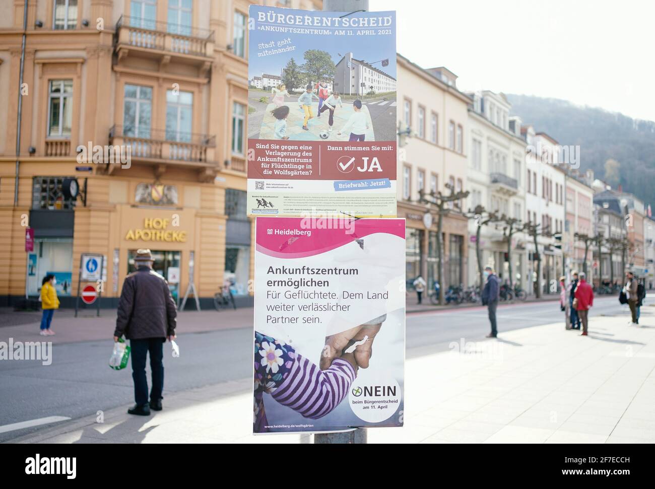 25 marzo 2021, Baden-Wuerttemberg, Heidelberg: Manifesti elettorali che richiamano l'attenzione sul referendum del 11 aprile sono appesi a Bismarckplatz, nel centro della città. La popolazione di Heidelberg potrà quindi votare sulla futura sede del centro di arrivo per i rifugiati. L''Alliance for Arrival Center, Refugees and Land Preservation' (BAFF) vuole impedire il trasferimento del centro nell'ex insediamento statunitense Patrick-Henry-Village (PHV) in un'area precedentemente utilizzata dal punto di vista agricolo chiamata 'Wolfsgärten'. (A dpa: 'Centro di arrivo dei rifugiati - residenti di Heidelberg votare sulla posizione') Foto: Uwe Ansp Foto Stock