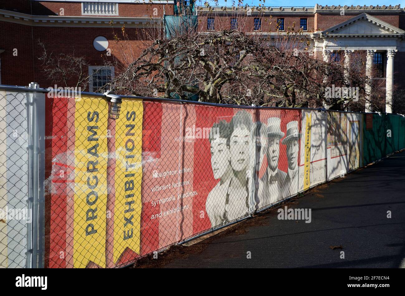 I poster dei programmi e delle mostre del campus hanno coperto una recinzione all'interno della Harvard Yard.Harvard University.Cambridge.Massachusetts.USA Foto Stock