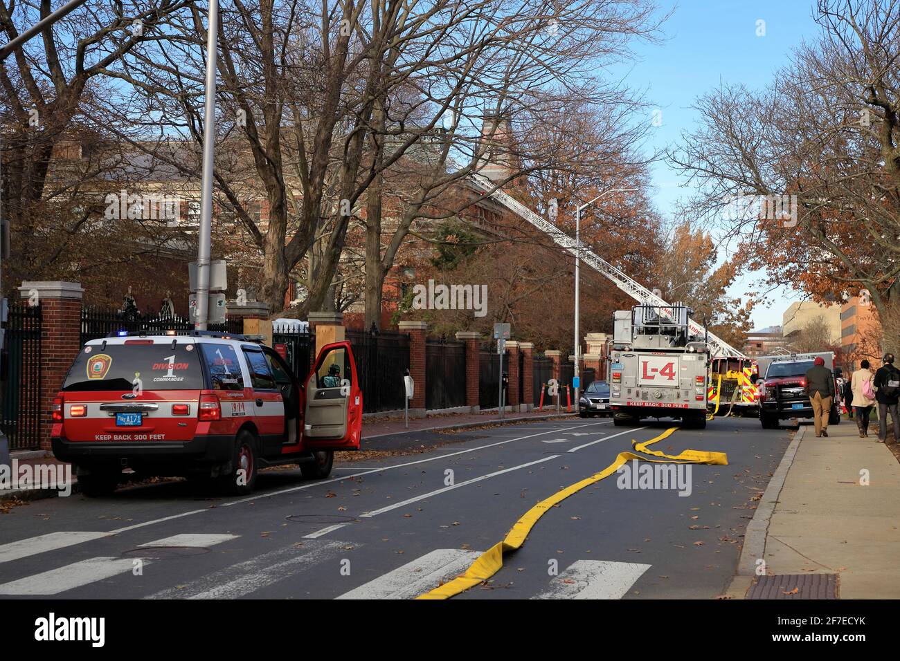 Camion fuoco da Cambridge Ladder 4 su Quincy Street Putting Spegnere il fuoco su un edificio in Harvard Yard.Harvard University.Cambridge.Massachusetts.USA Foto Stock