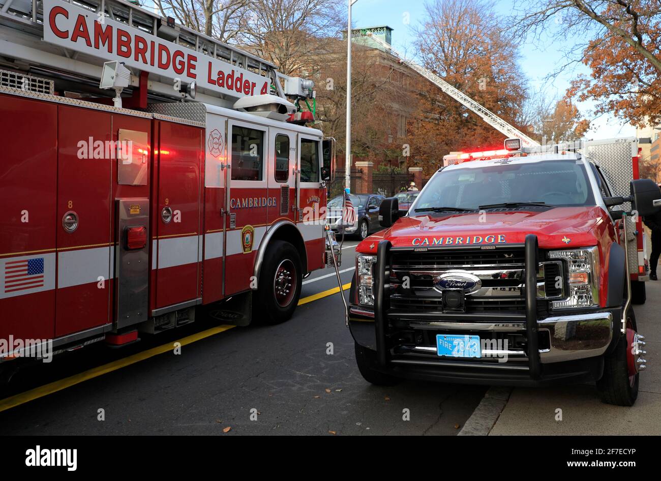 Camion fuoco da Cambridge Ladder 4 su Quincy Street Putting Spegnere il fuoco su un edificio in Harvard Yard.Harvard University.Cambridge.Massachusetts.USA Foto Stock