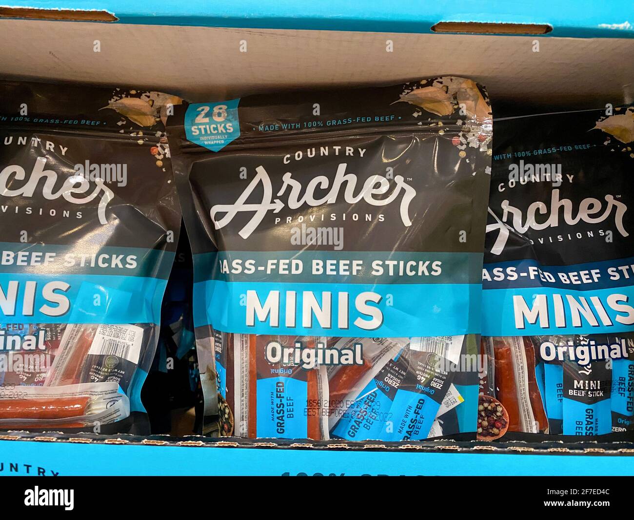 Paese Archer disposizioni erba alimentato bastoni di manzo su un negozio ripiano Foto Stock