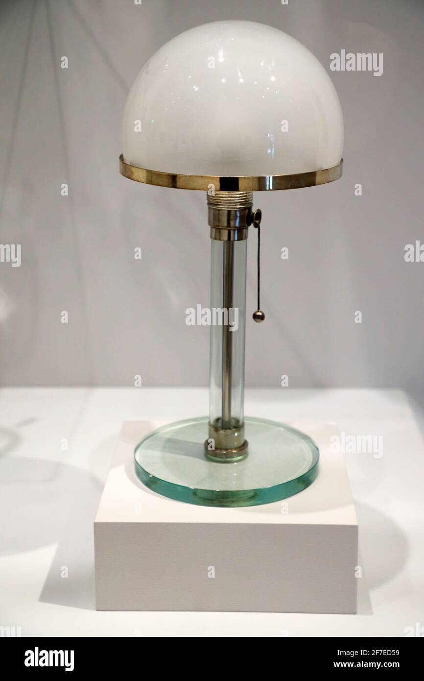 Lampada da tavolo 1924 progettata da Wilhelm Wagenfeld e Carl Jacob Mostra  di Jucker nel Busch-Reisinger Museum.Harvard  University.Cambridge.Massachusetts.USA Foto stock - Alamy