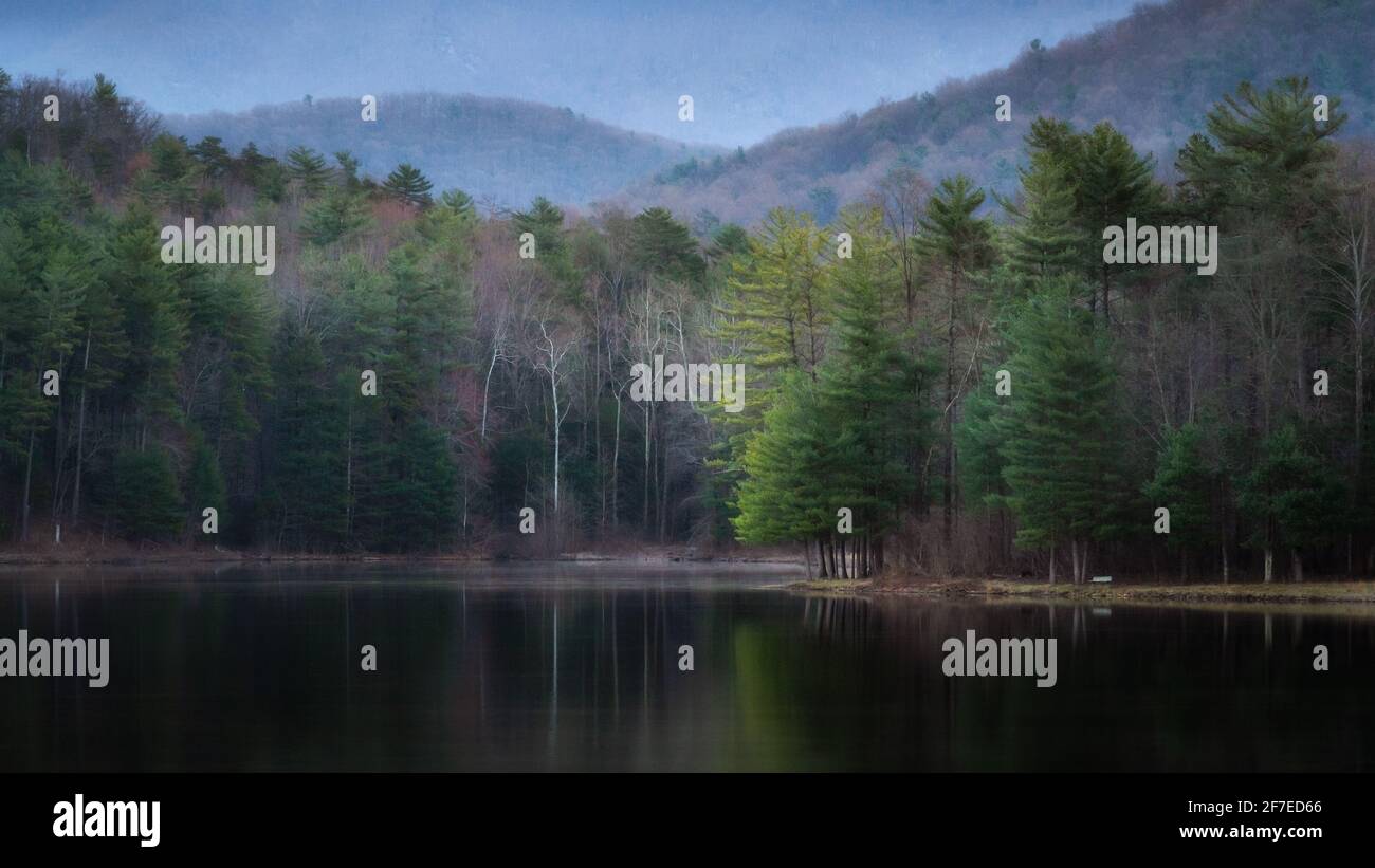 Una mattina tranquilla a Luray, Virginia, sul lago Arrowhead. Foto Stock