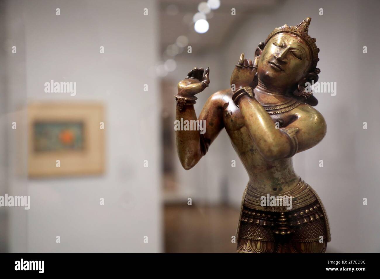 Statua in ottone di Krishna che fluting dal 13 °-14 ° secolo India mostra In Arthur M.Sackler Museum.Harvard University.Cambridge.Massachusetts.USA Foto Stock