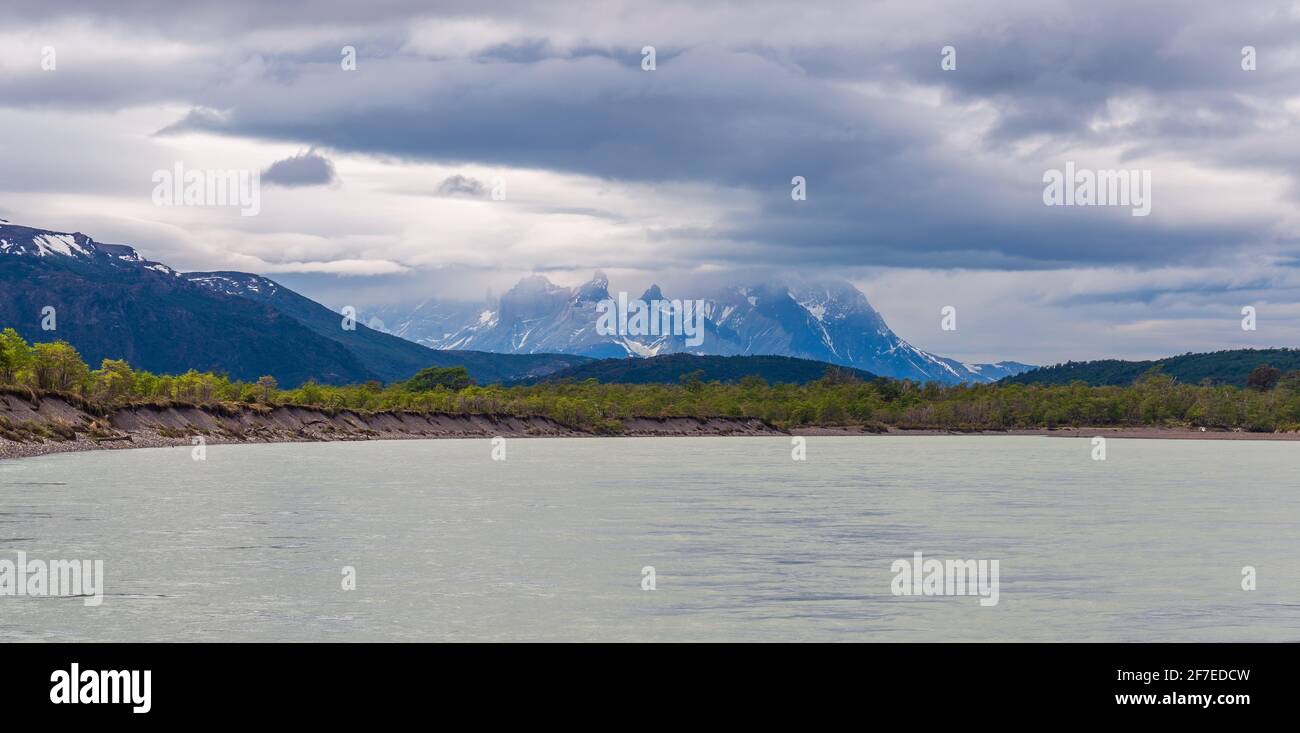 Panorama del fiume Serrano con le cime di Cuernos del Paine, Parco Nazionale Torres del Paine, Patagonia, Cile. Foto Stock