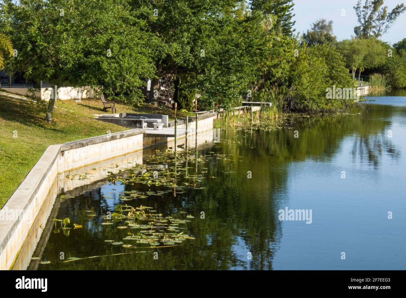 Muro di mare cortile sul canale a Cape Coral, Florida Foto Stock
