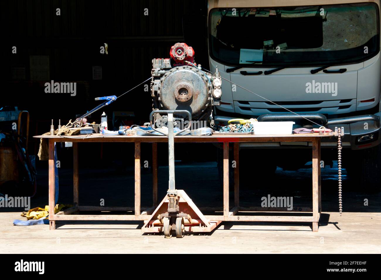 Manutenzione in officina per veicoli Foto Stock