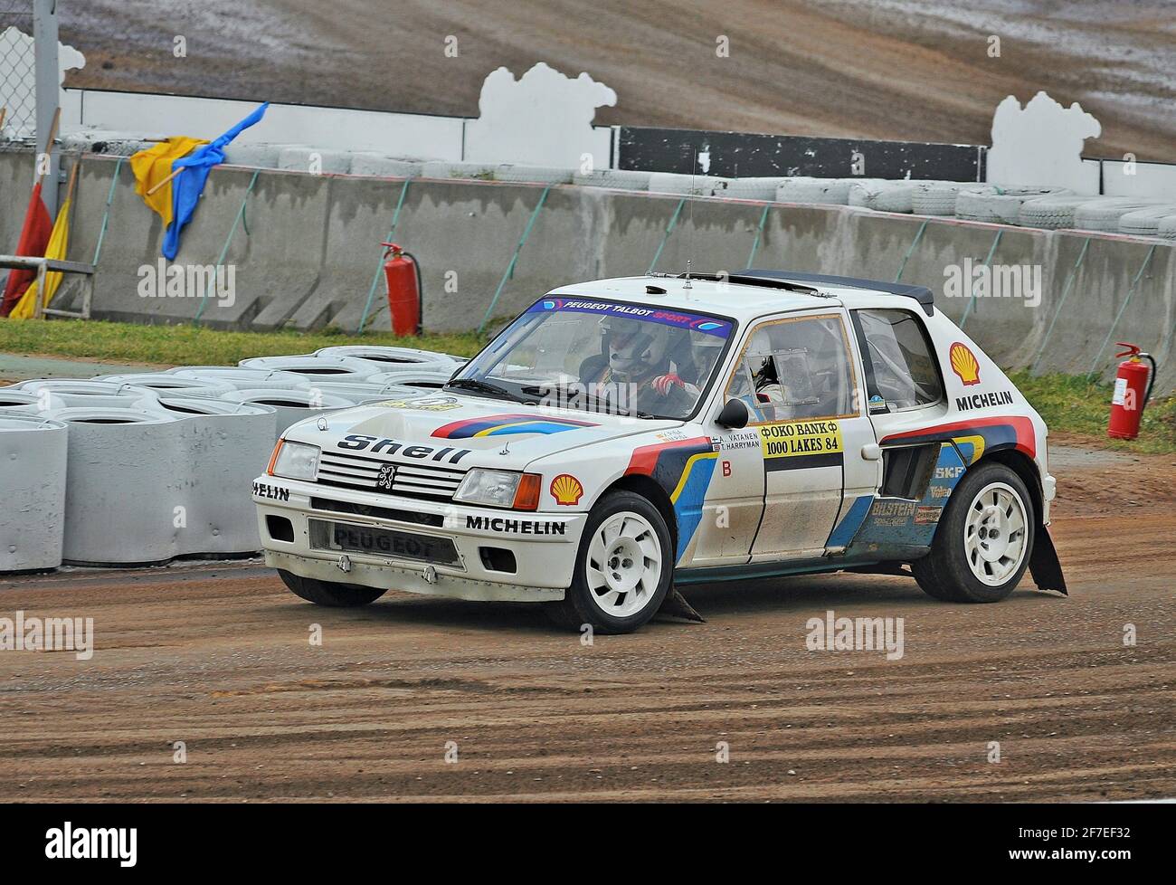 Peugeot 205 Turbo 16 di Ari Vatanen nella leggenda Gara Rally Cars del circuito Barcellona-Catalogna Foto Stock