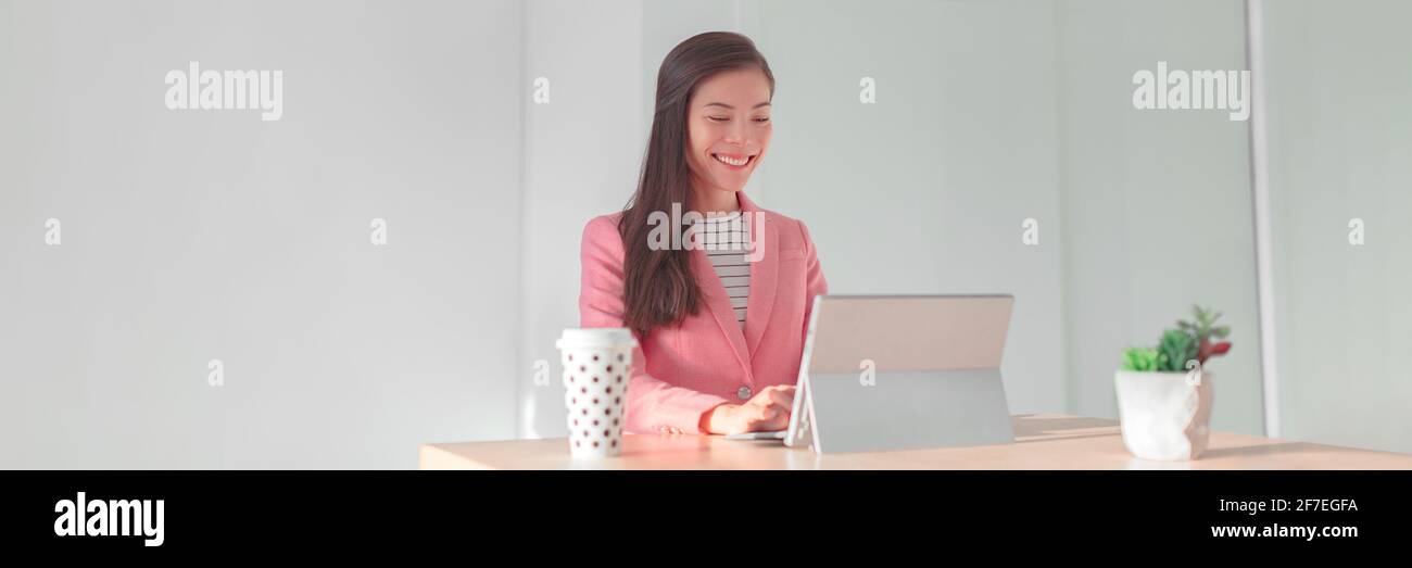 Lavorando da casa di lavoro asiatico donna di affari utilizzando il laptop per videocall o servizi finanziari bancari che indossano abiti professionali dal vivo streaming Foto Stock