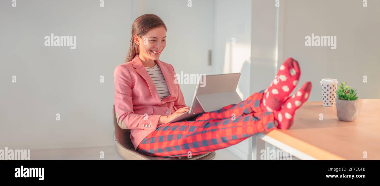 Lavorare da casa donna asiatica videoconferenza in streaming online in pigiama con suit blazer per il lavoro remoto. Concetto di stile di vita pandemico divertente panoramica Foto Stock