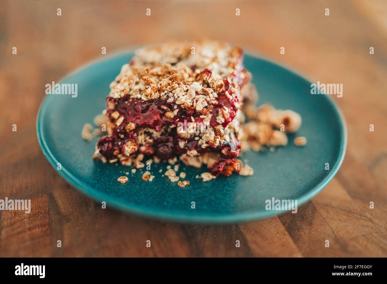 Berry crumble lampone fresco fatto in casa. Frutti rossi ricetta croccante. Foto Stock