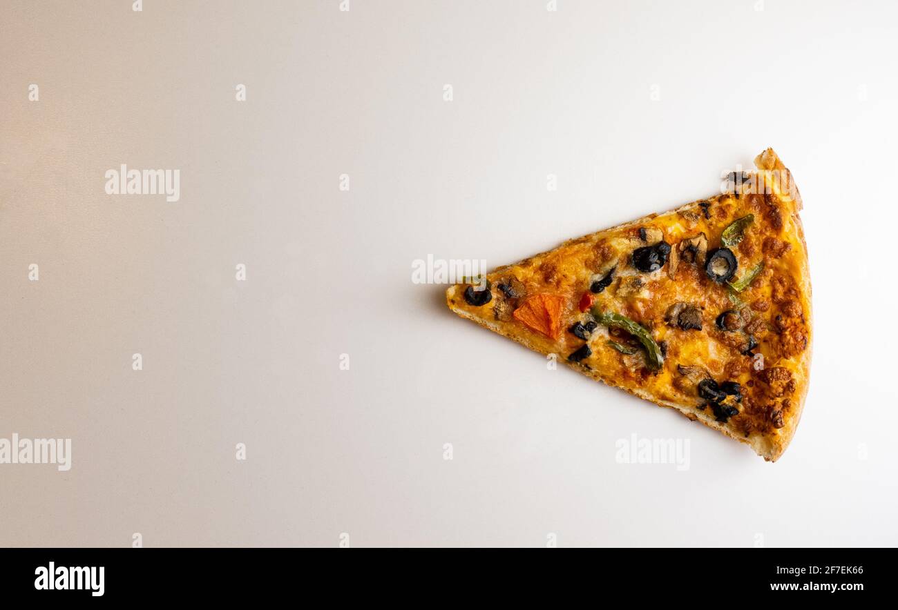 Una fetta di Pizza su sfondo bianco, vista dall'alto Foto Stock