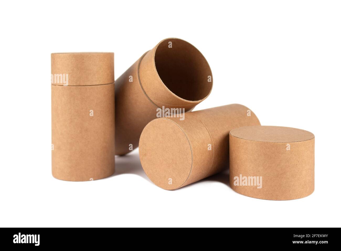 Diversi tubi di carta riciclabili, contenitori di cartone con tappi di  carta per imballaggi cosmetici o di altro tipo isolati su sfondo bianco,  mockup. Eco-frien Foto stock - Alamy
