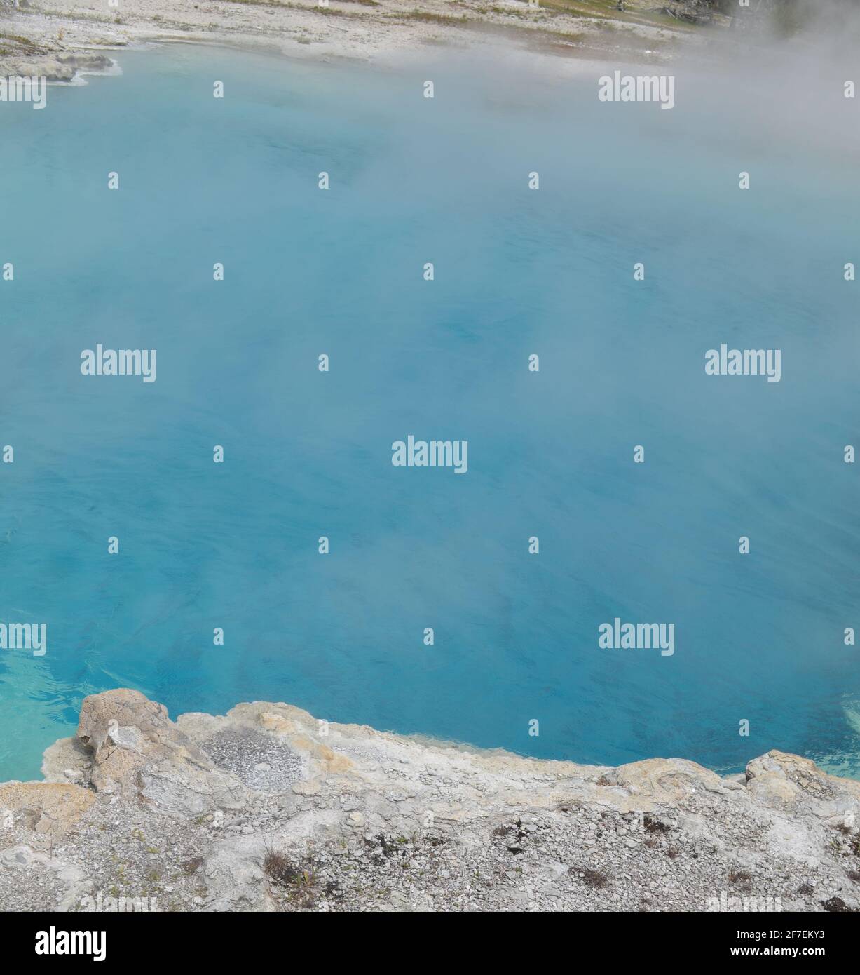 Tarda primavera nel Parco Nazionale di Yellowstone: Il vapore sale dalla piscina dello Zaffiro del Gruppo dello Zaffiro nell'area del Bacino Biscuit del Bacino superiore del Geyser Foto Stock