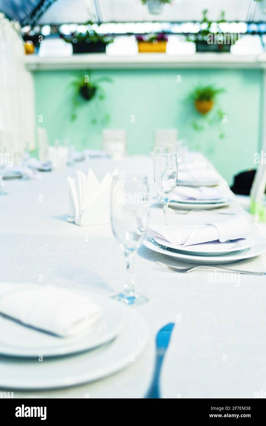 Decorazioni per matrimoni in un ristorante sul tavolo. Sala banchetti ed elementi decorativi in colori d'amore per il matrimonio Foto Stock