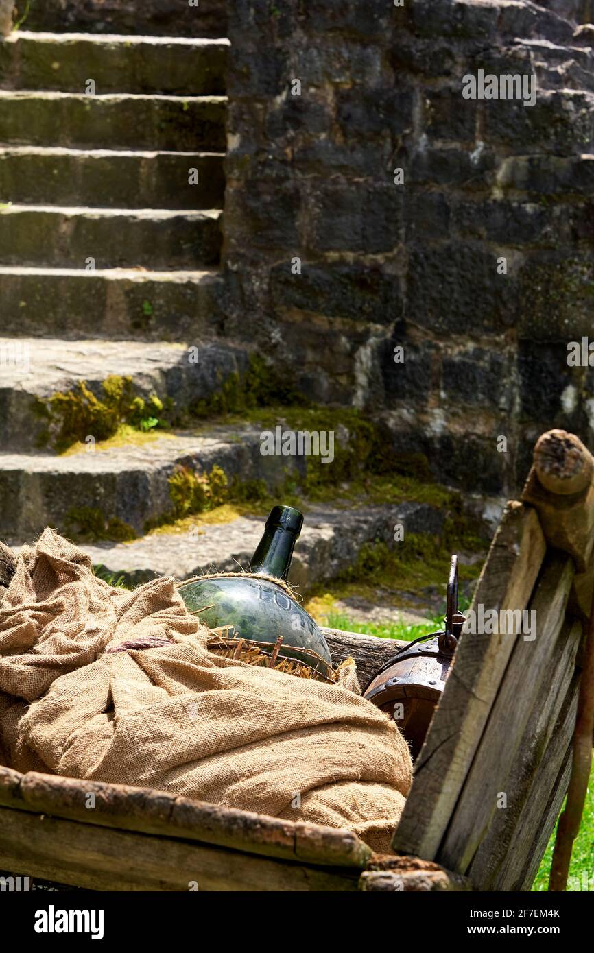 Manufatti dei tempi medievali, in un vecchio carro, all'interno del Castello Burgruine Leofels Foto Stock