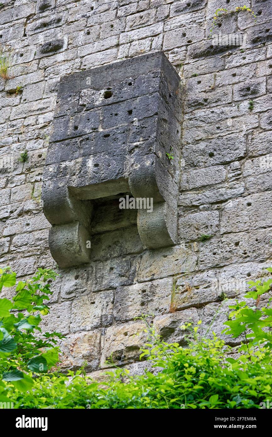 Esterno di un Garderobe sulle mura del castello Burgruine Leofels. Un carrello sarebbe posto sotto per feci umane. Foto Stock