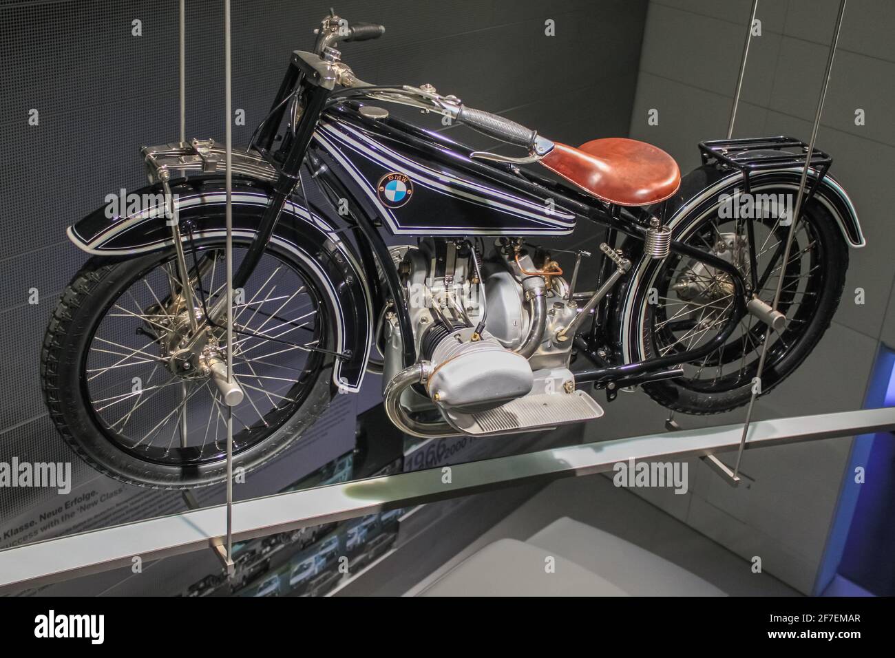 Germania, Monaco di Baviera - 27 aprile 2011: Moto BMW R32 nella sala espositiva del Museo BMW. È stato prodotto dal 1923 al 1926 Foto Stock