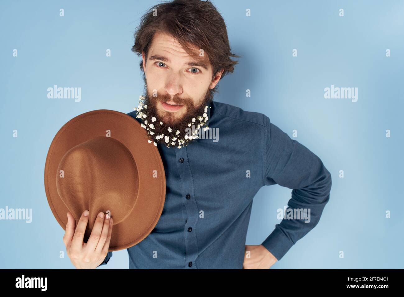 Cute uomo cappello barba con fiori modello elegante stile Foto stock - Alamy