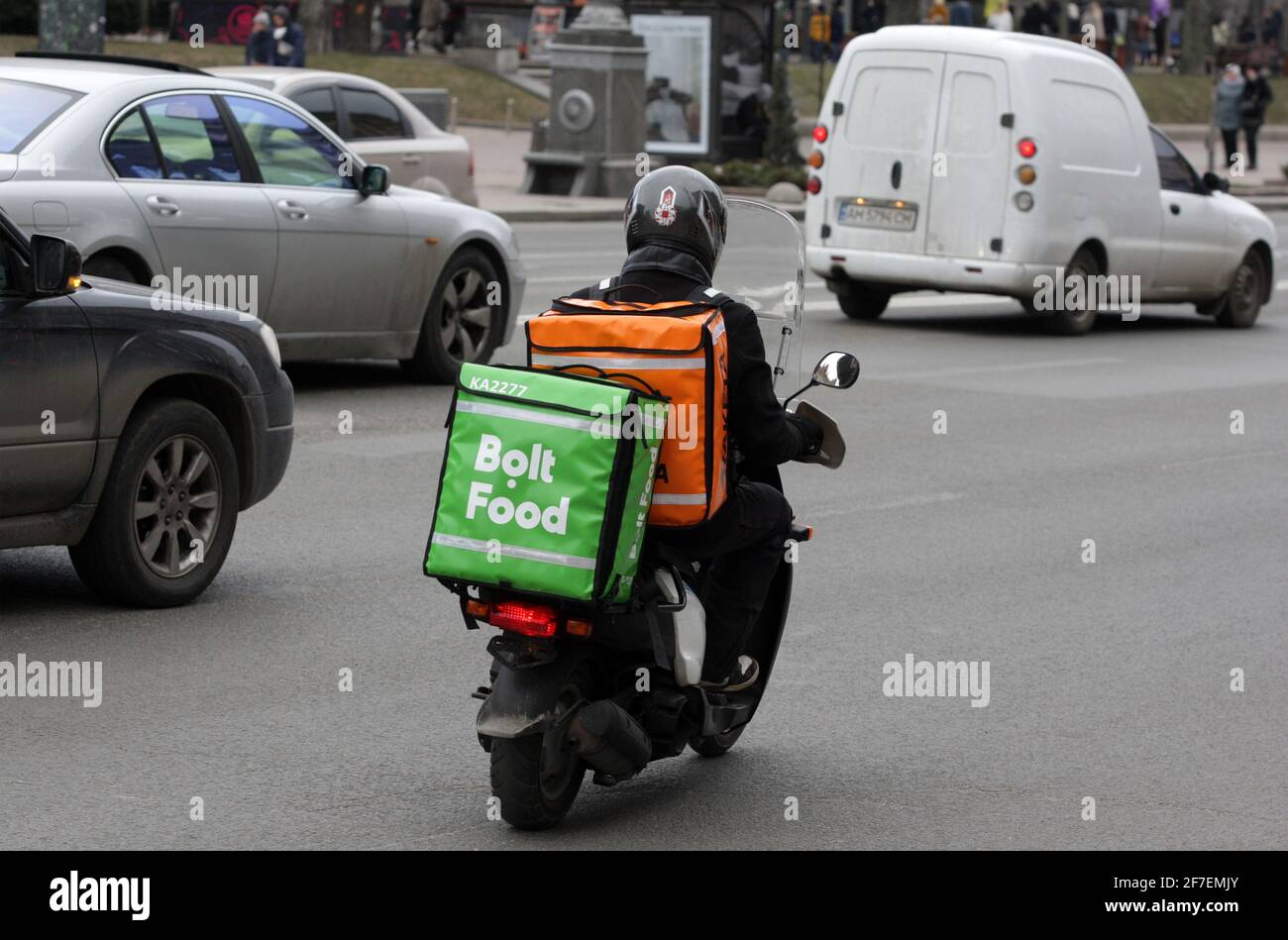 Kiev, Ucraina. 6 marzo 2021. Un deliveryman guida uno scooter con bolt food e borse Raketa sulla sua schiena a Kiev. Credit: Pavlo Gonchar/SOPA Images/ZUMA Wire/Alamy Live News Foto Stock