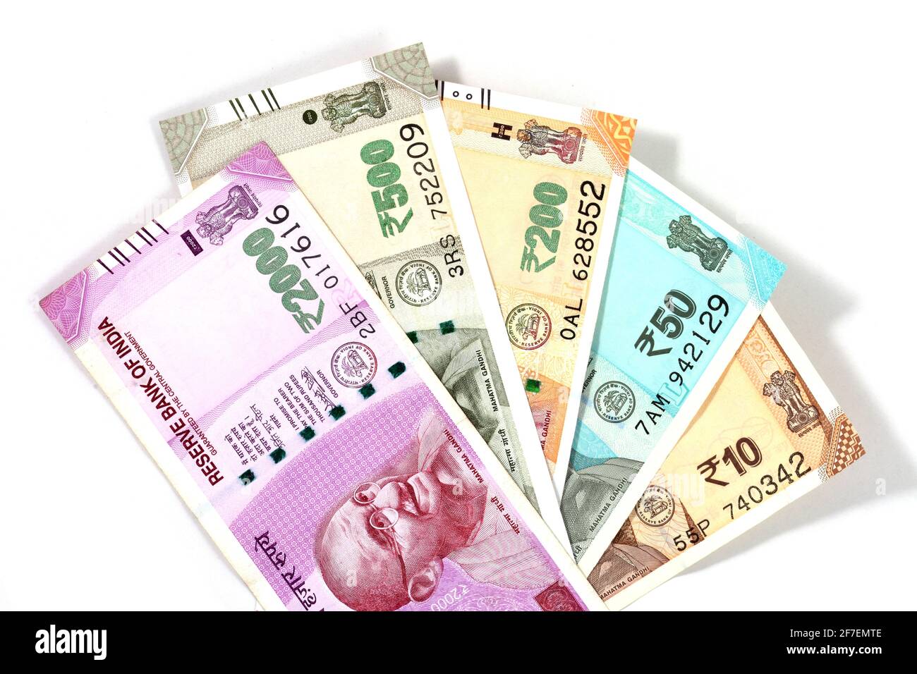 Nuova valuta indiana di 2000, 500, 200, 50 e 10 rupie note su sfondo bianco Foto Stock