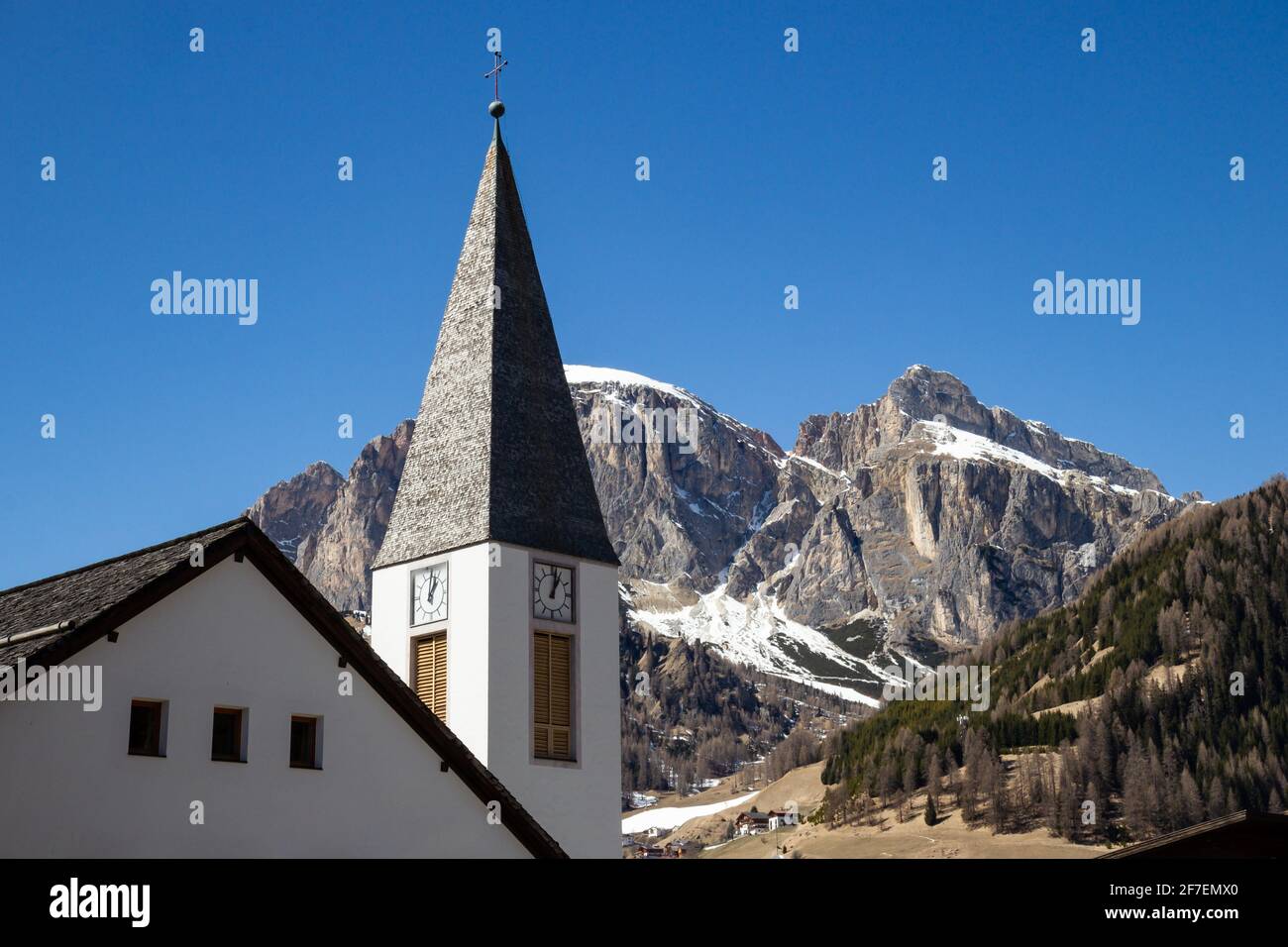 Torre bianca di fronte alle montagne, Italia Foto Stock