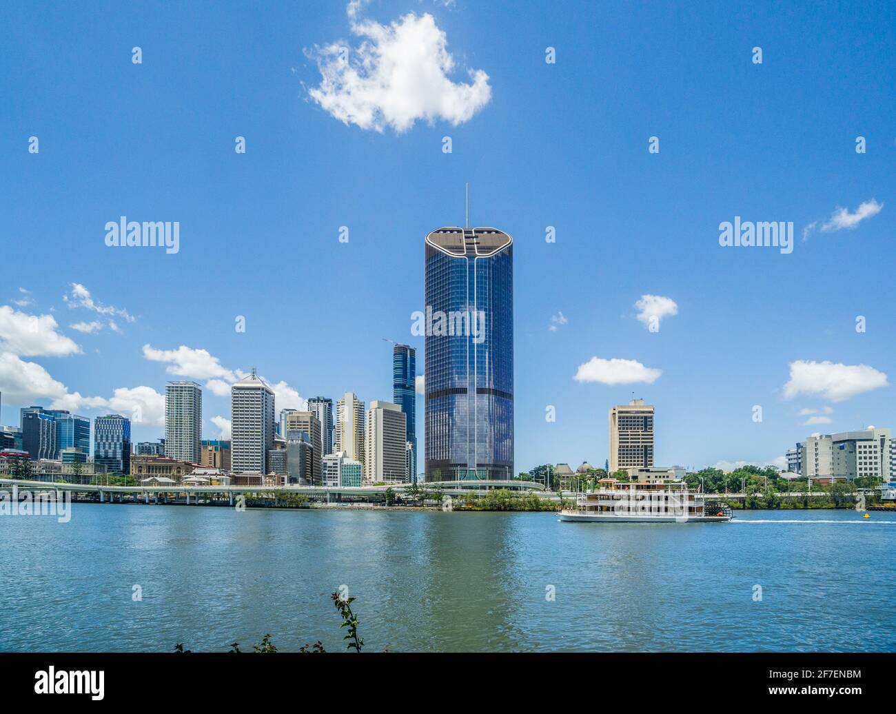 showboat Kookaburra Queen sul fiume Brisbane sullo sfondo del grattacielo Waterfront Place, Brisbane, Queensland, Australia Foto Stock