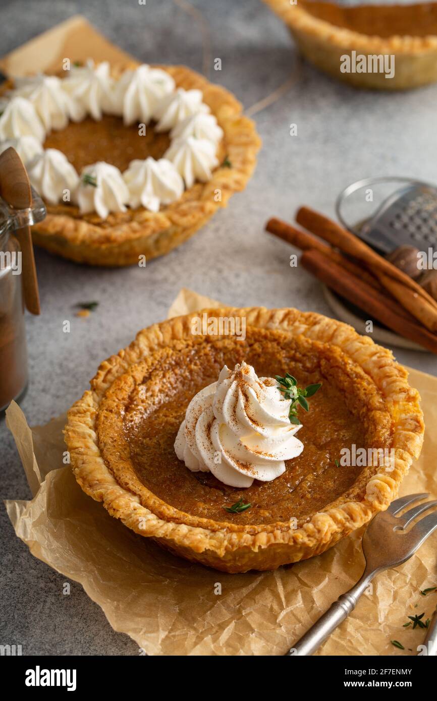 Torta di patate dolce fatta in casa con panna montata Foto Stock