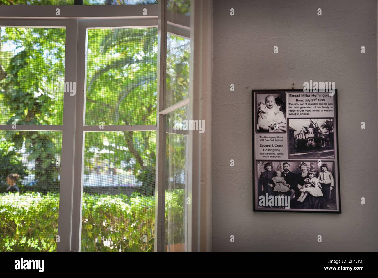 Interno di una stanza nella casa Ernest Hemingway a Key West, Florida, Stati Uniti, con foto storiche di Hemingway. Foto Stock