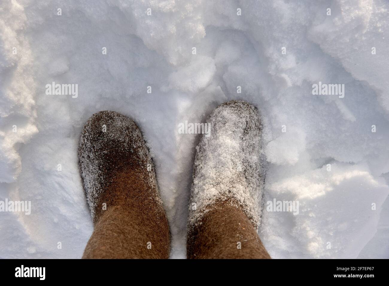 Scarpe russe nella neve in una fredda giornata invernale. Foto Stock