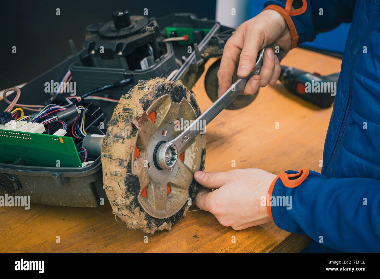 L'addetto alla manutenzione deve smontare e smontare le ruote sul rasaerba  robotizzato, il rasaerba motorizzato deve essere sottoposto a manutenzione  su un tavolo dopo un anno di utilizzo nel fango e nell'erba