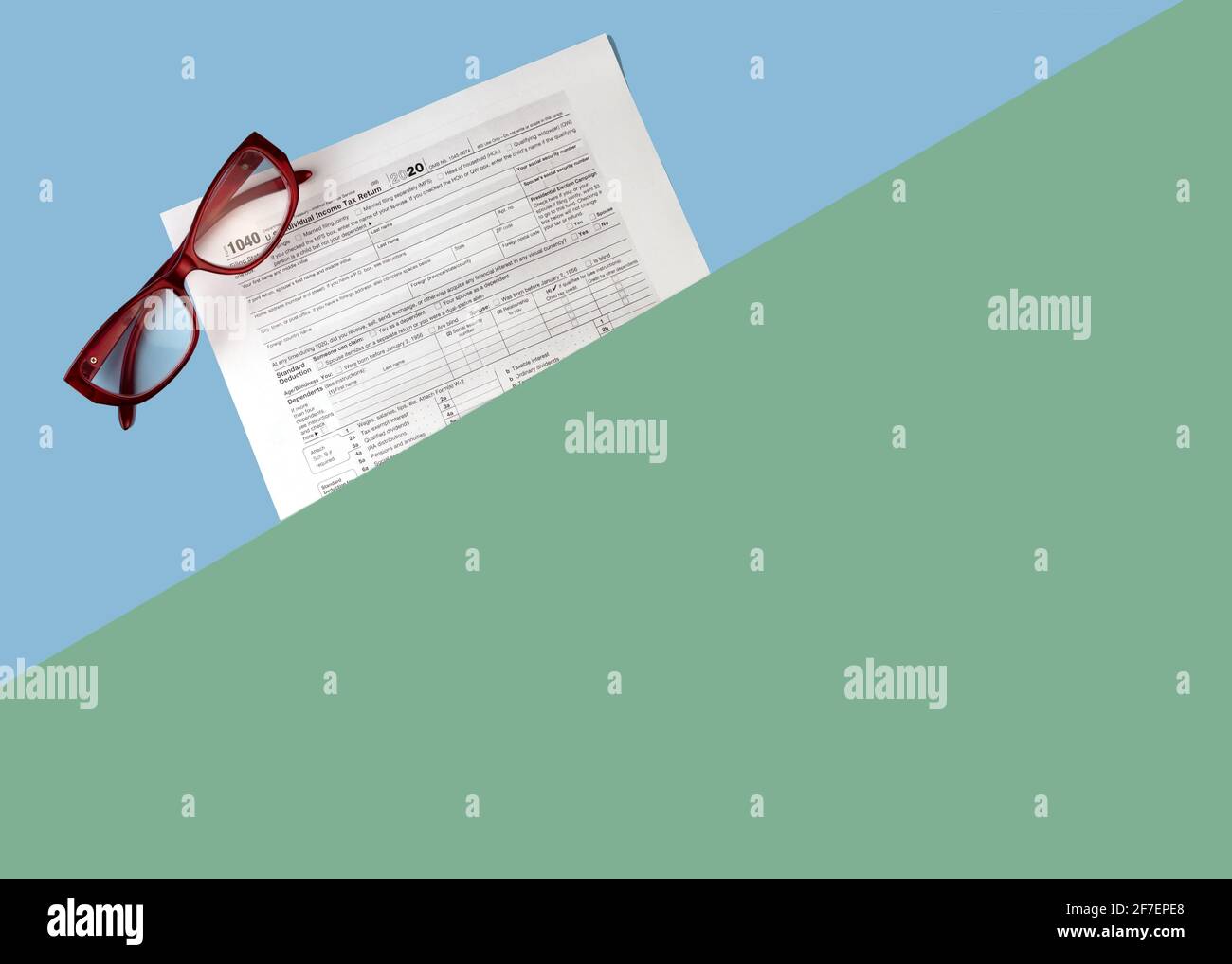 Concetto di giorno fiscale. Foglio di carta con un modulo fiscale degli Stati Uniti 1040. Pagare le tasse in nuovi anni. Copia spazio. Foto Stock