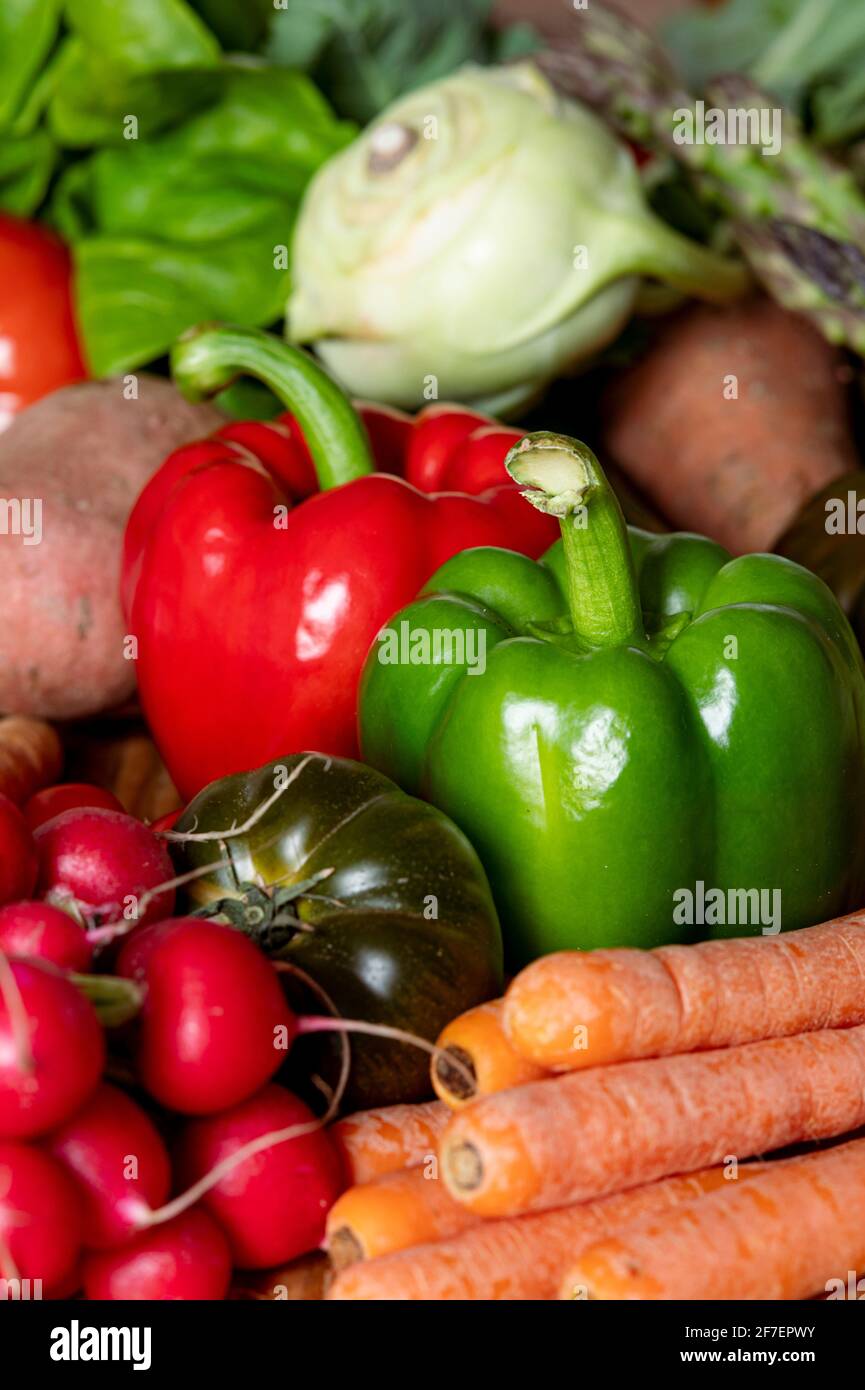 Berlino, Germania. 06 Aprile 2021. Una collezione di verdure si trova su un tavolo in cucina. (Al dpa 'WWF: Meno consumo di carne è anche buono per il clima') Credit: Fabian Sommer/dpa/Alamy Live News Foto Stock