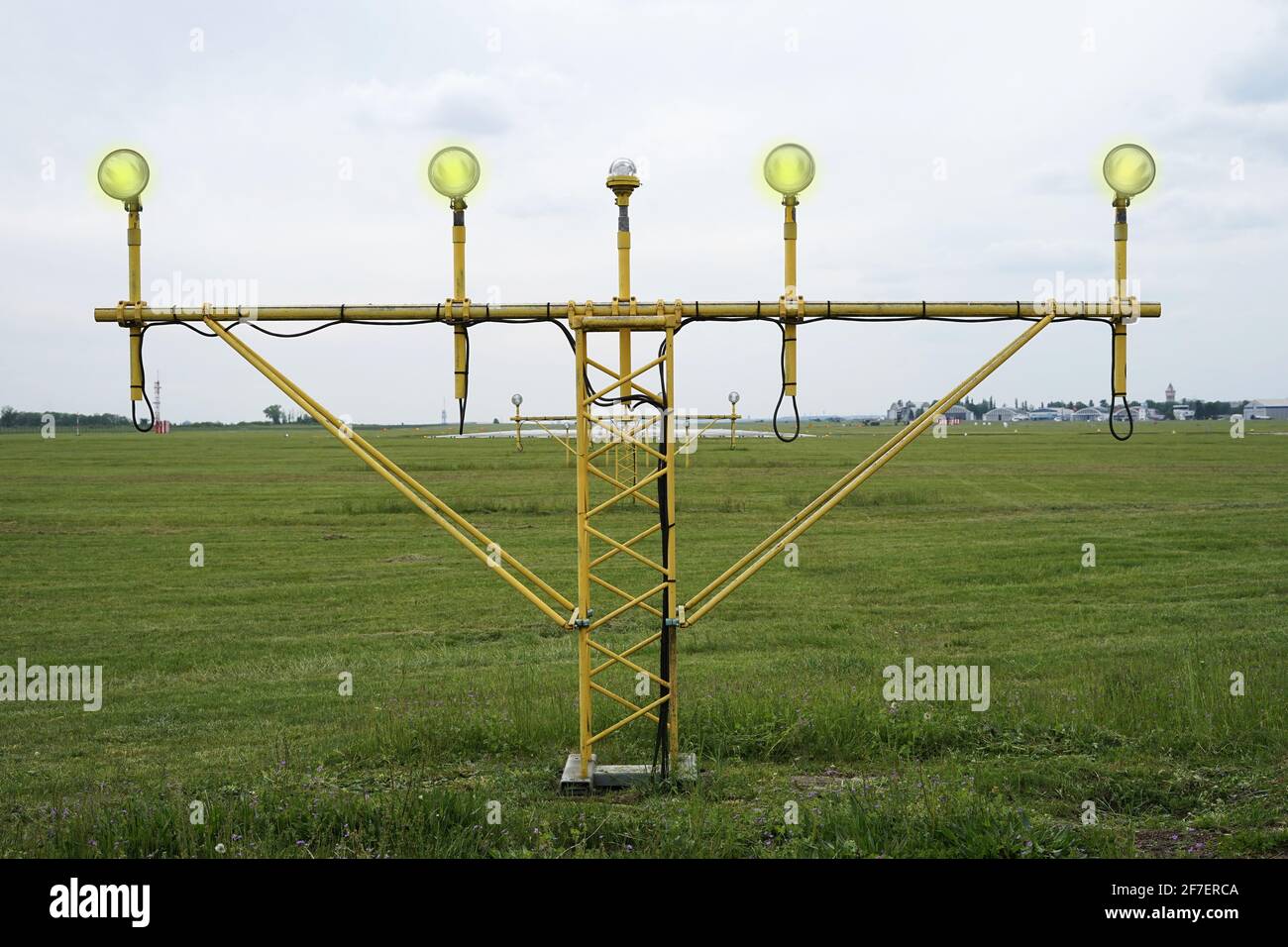 Esercito aereo o luci di navigazione aeroporto di fronte alla pista, avvicinamento sistema di illuminazione ALS, Praga - Kbily Foto Stock